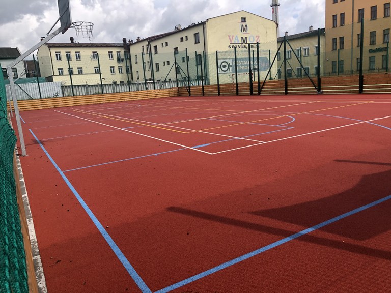 DĚTSKÉ HŘIŠTĚ A SPORTOVIŠTĚ V OBVODU