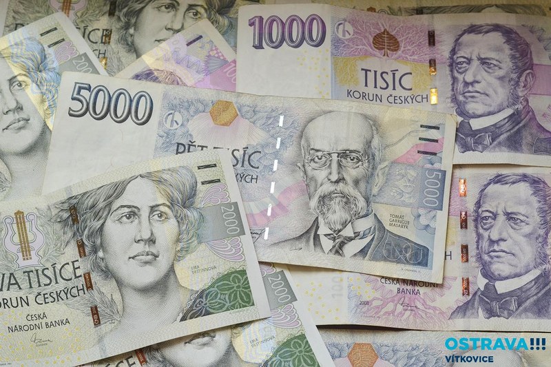 Ukončení platnosti bankovek 100 Kč až 2000 Kč s tenkým stříbřitým proužkem