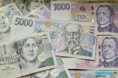 Ukončení platnosti bankovek 100 Kč až 2000 Kč s tenkým stříbřitým proužkem