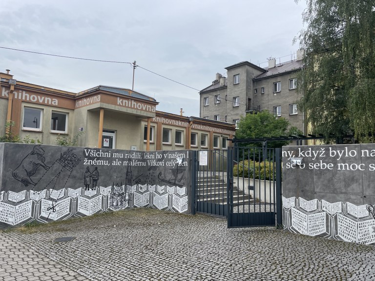 Vítkovice dávají prostor streetartu. Ten po krytu zdobí i vstup do knihovny.